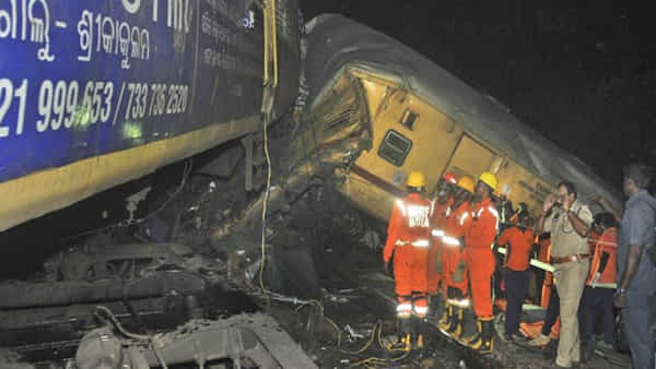 Vizianagaram train collision: లోకో పైలెట్ మొబైల్లో క్రికెట్ చూస్తూ రైలు నడపడంతోనే ప్రమాదం.. రైల్వే మంత్రి చెప్పిన షాకింగ్ వాస్తవాలు..!