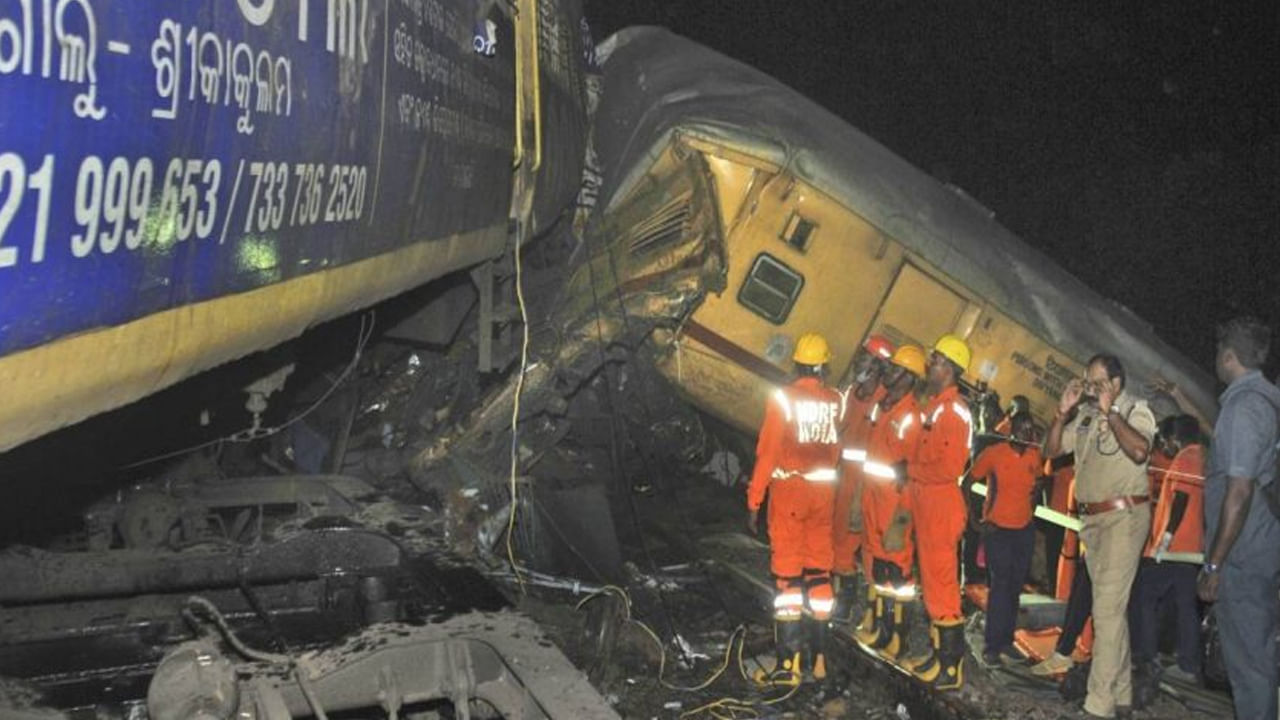 Vizianagaram train collision: లోకో పైలెట్‌ మొబైల్‌లో క్రికెట్‌ చూస్తూ రైలు నడపడంతోనే ప్రమాదం.. రైల్వే మంత్రి చెప్పిన షాకింగ్‌ వాస్తవాలు..!