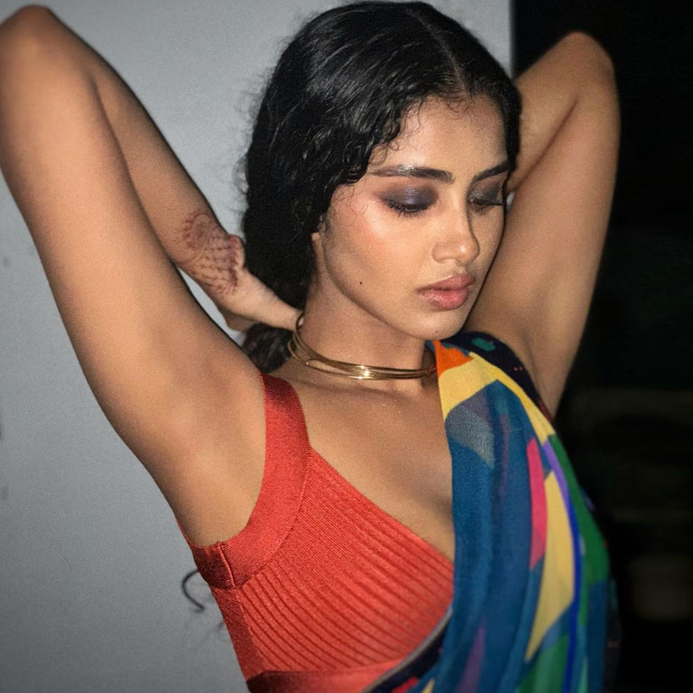 హోమ్లీ రోల్స్‌కే పరిమితం కావటం, బొద్దుగా కనిపిస్తుండటం, గ్లామర్‌కు ఛాన్సే లేకపోవటంతోనే కెరీర్‌ గేరు మారటం లేదని ఫిక్స్ అయ్యారు అనుపమా. అందుకే స్లిమ్‌ లుక్‌లోకి మారి గ్లామర్ షోకు గ్రీన్ సిగ్నల్ ఇచ్చారు.