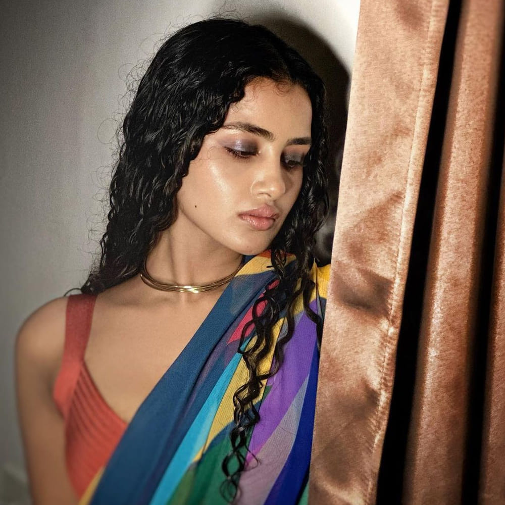 అదే జోరులో టిల్లు స్క్వేర్ మూవీలో మరింత గ్లామరస్‌గా కనిపించబోతున్నారు. ఆన్‌ స్క్రీన్ మాత్రమే కాదు ఆన్‌లైన్‌లో కూడా గ్లామర్‌ విషయంలో తగ్గేదే లే అంటున్నారు ఈ బ్యూటీ.