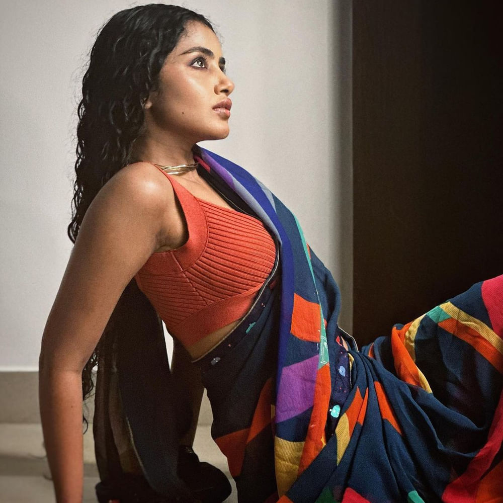 ప్రజెంట్‌ ఈ భామ సోషల్ మీడియా యాక్టివిటీ చూస్తే అదే నిజమనిపిస్తోంది. వరుసగా వెకేషన్‌ ఫోటోస్ షేర్ చేస్తున్న అనుపమా సోషల్ మీడియాలో టెంపరేచర్‌ రైజ్  చేస్తున్నారు. 