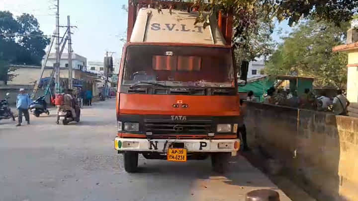 కంటైనర్ లారీ ఆపి పోలీసుల తనిఖీలు.. లోపలున్న మూటల్ని ఓపెన్ చేయగా కళ్లు జిగేల్.. కంటైనర్ లారీ ఆపి పోలీసుల తనిఖీలు.. లోపలున్న మూటల్ని ఓపెన్ చేయగా కళ్లు జిగేల్..