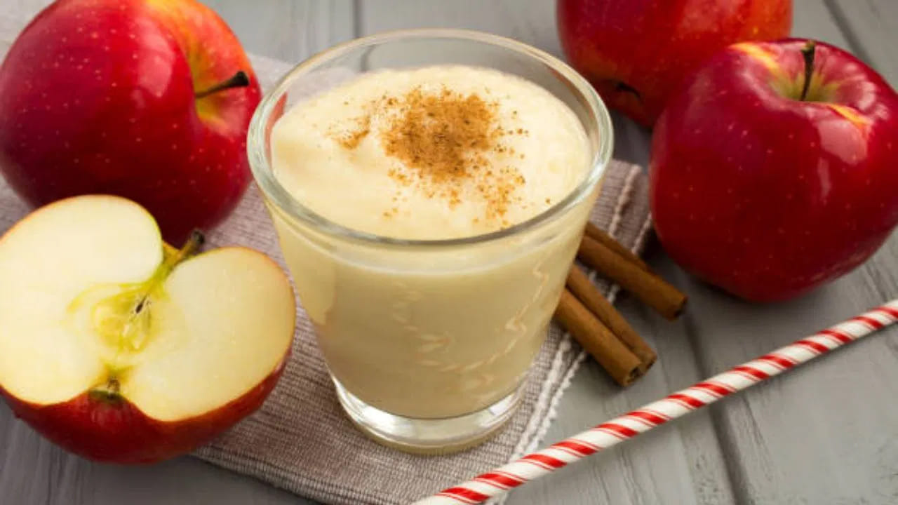 ఉదయాన్నే ఉద్యోగాలకు పరుగుల తీసేవారు కూర్చుని యాపిల్ తినడానికి తగిన సమయం ఉండదు. ఓట్స్, పెరుగు, బాదం, యాపిల్స్‌తో కలిపి స్మూతీని తయారు చేసుకుని తాగవచ్చు. యాపిల్ స్మూతీస్ కూడా కడుపు నిండిన భావన కలిగిస్తాయి. పైగా రోజంతా పని చేయడానికి తగిన శక్తిని ఇస్తాయి.