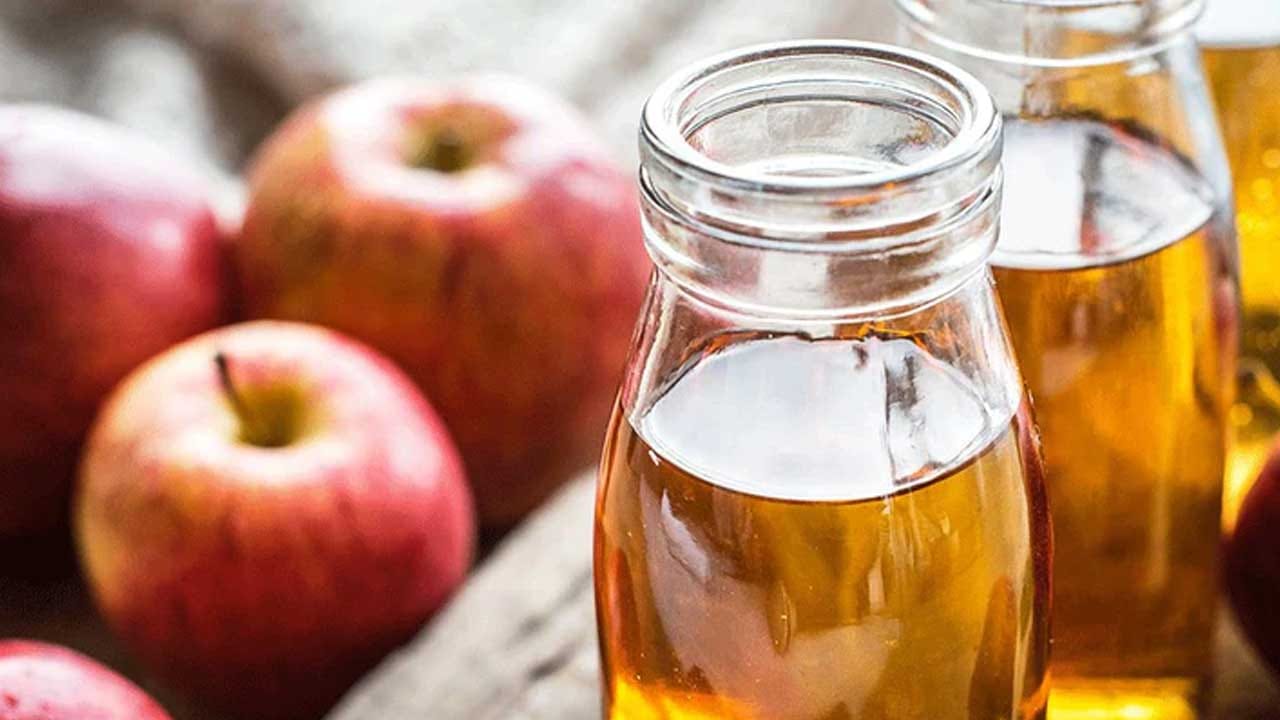 రక్తంలో చక్కెర నియంత్రణలో ఉంటుంది: రీసెర్చ్‌గేట్‌లో ప్రచురించిన ఒక అధ్యయనం ప్రకారం.. యాపిల్ సైడర్ వెనిగర్ రక్తంలో చక్కెరను నియంత్రించడంలో సహాయపడుతుంది. ఇందులో ఉండే యాంటీ గ్లైసెమిక్ ఎఫెక్ట్, యాంటీ డయాబెటిక్ లక్షణాలు దీనికి కారణం..