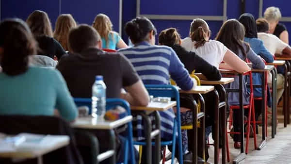 APPSC Group 1 Prelims Exam: ఏపీపీఎస్సీ గ్రూప్1 ప్రిలిమ్స్లో కాపీయింగ్.. మొబైల్లో మాట్లాడుతూ ఆన్సర్లు రాస్తూ పట్టుబడిన వైనం