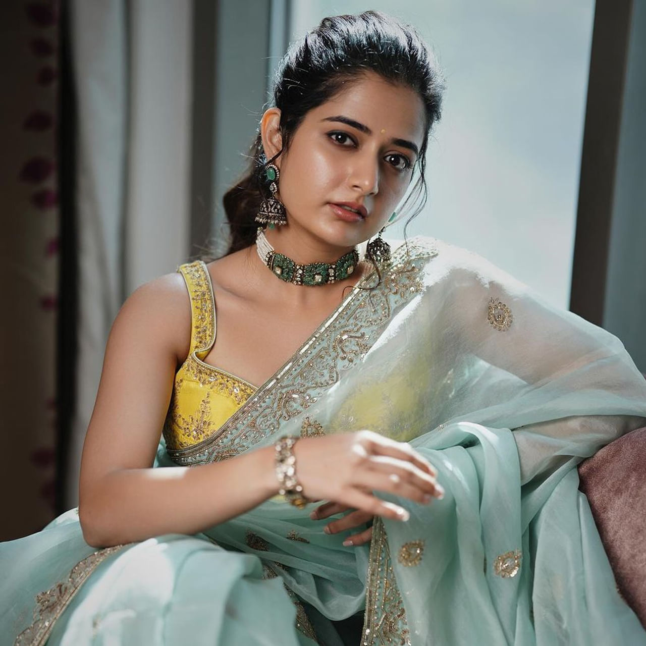 కళ్యాణ్ రామ్ నటించిన అమిగోస్ సినిమాతో తెలుగు తెరకు పరిచయమై యూత్ క్రష్ గా మారిపోయింది ఆషికా రంగనాథ్. తొలి సినిమాతోనే తెలుగు కుర్రకారు హృదయాలను దొచేసిన ఈ బ్యూటీ.. ఇటీవల నా సామిరంగ సినిమాతో సూపర్ హిట్ ఖాతాలో వేసుకుంది. ఇందులో వరలక్ష్మి పాత్రలో కనిపించింది. 