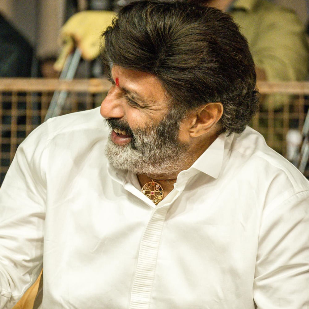 ముందు బాబీ సినిమాను వీలైనంత పూర్తి చేసి.. ఆ తర్వాత ఎన్నికలపై ఫోకస్ చేయాలనుకుంటున్నారు నటసింహం. ఈ క్రమంలోనే మరో 15 రోజులు NBK 109 సెట్‌లోనే ఉండబోతున్నారు బాలయ్య. బాలయ్య సినిమాలో దుల్కర్ సల్మాన్, బాబీ డియోల్ లాంటి స్టార్స్ ఉన్నారు. 