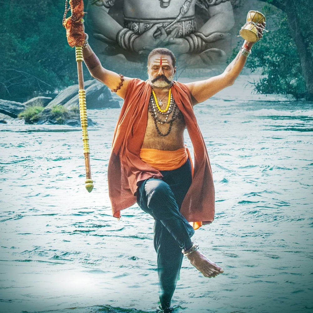 మరి బాలయ్య పాన్ ఇండియా ఎంట్రీ ఎప్పుడు..? దీనికి దర్శకుడెవరు..? బాలయ్యకు మహర్దశ నడుస్తుందిప్పుడు. చిరంజీవి సహా సీనియర్ హీరోలంతా ఒక్క హిట్ కోసం తంటాలు పడుతుంటే.. బాలయ్య మాత్రం అఖండ, వీరసింహారెడ్డి, భగవంత్ కేసరితో హ్యాట్రిక్ కొట్టేసారు. 