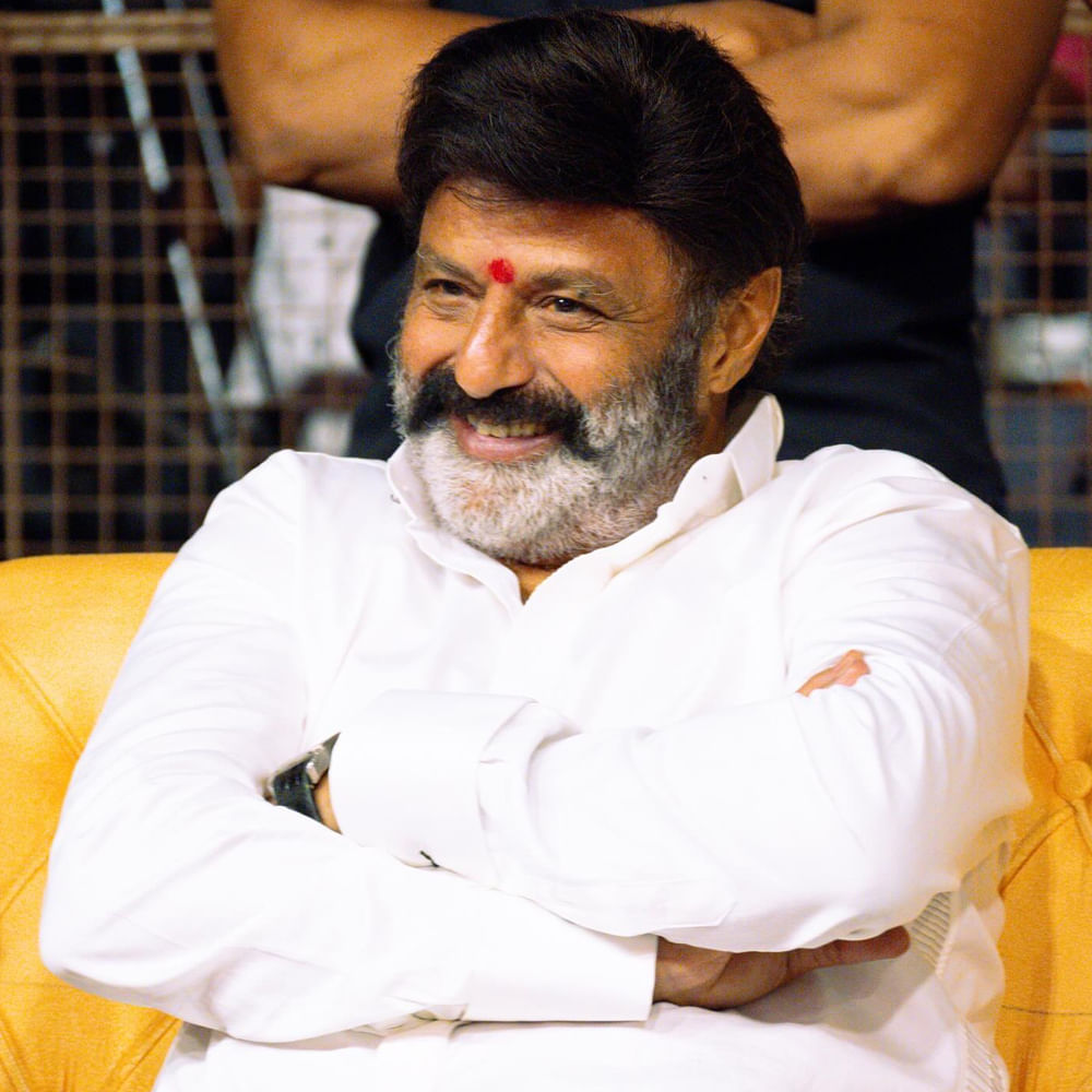 రాజకీయాల కోసం సినిమాలకు బ్రేక్ ఇచ్చే హీరోగా పవన్ మాత్రమే ఉన్నారు. ఎప్పుడు సినిమాలు చేస్తారో.. ఎప్పుడు రాజకీయమంటూ వెళ్తారో క్లారిటీ ఉండేది కాదు నిర్మాతలకు. ఇప్పుడు బాలయ్య కూడా వచ్చేసారు. ఏపీలో ఎన్నికల వేడి పెరగడంతో.. బాబీ సినిమాను పక్కనబెట్టారు నటసింహం. చూస్తుంటే ఆఫ్టర్ ఎలక్షన్స్కు కానీ దీనికి మోక్షం వచ్చేలా లేదు.