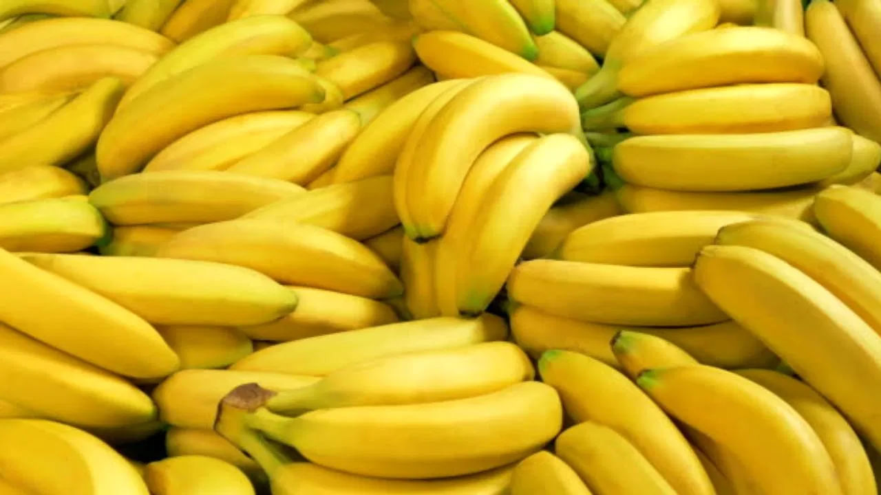 అరటిపండ్లలో విటమిన్-బి6 ఉంటుంది. ఇది ఎర్రరక్తకణాలు ఏర్పడటానికి సహాయపడుతుంది. అరటిపండ్లలో మాంగనీస్ కూడా పుష్కలంగా ఉంటుంది. ఇది చర్మాన్ని ఆరోగ్యంగా ఉంచడంలో సహాయపడుతుంది.  అరటి బరువు తగ్గడానికి కూడా సహాయపడుతుంది. 