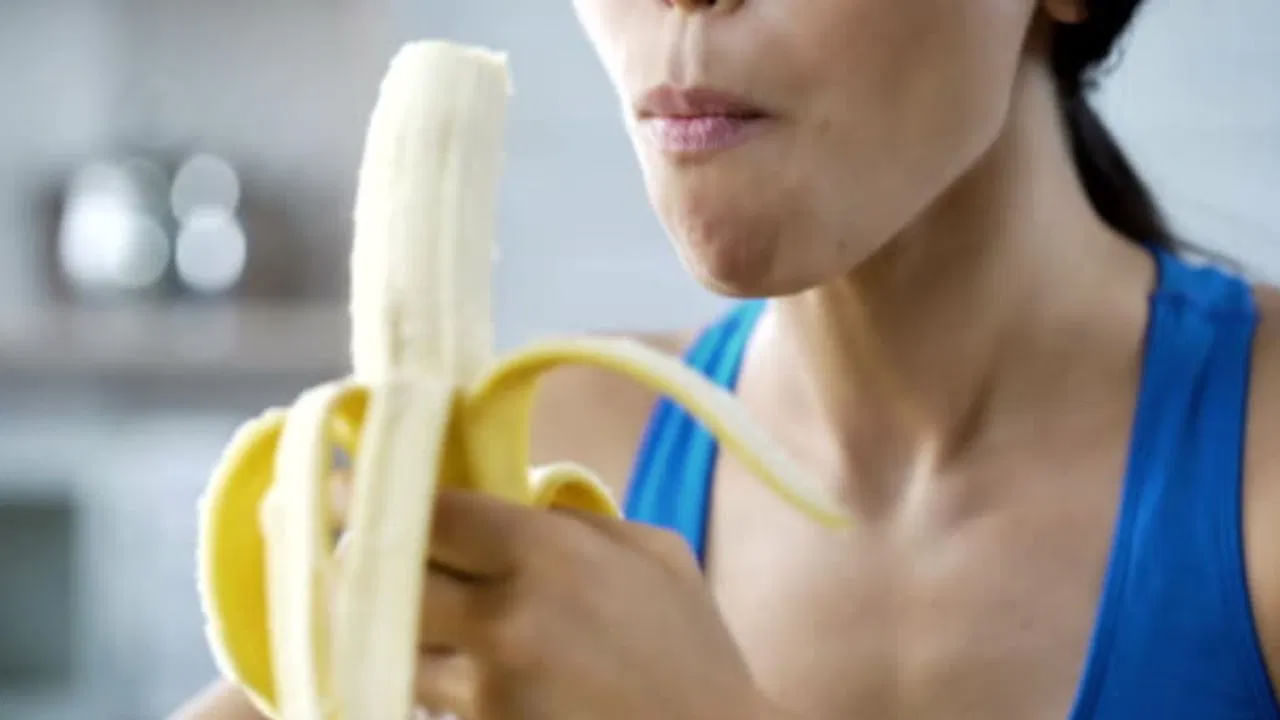 అరటిపండ్లలో ఎలక్ట్రోలైట్స్ అధికంగా ఉంటాయి. ఇవి శరీరంలోని విటమిన్లు, మినరల్స్ స్థాయిలను నియంత్రించడంలో సహాయపడతాయి. శరీరాన్ని శక్తివంతంగా ఉంచుతాయి. అరటిపండులో విటమిన్ సి, యాంటీఆక్సిడెంట్లు పుష్కలంగా ఉంటాయి. ఇవి వివిధ ఇన్ఫెక్షన్ల నుంచి రక్షిస్తాయి. అంటే శరీరంలో రోగనిరోధక శక్తి పెంచుతాయన్నమాట.