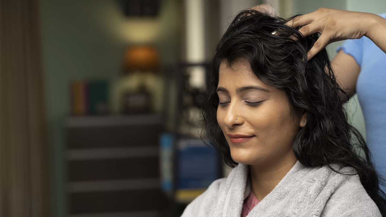 ఎండిన అరటి ఆకుల కషాయం తీసుకోవడం వల్ల రక్తస్రావంతో కూడిన విరేచనాలు నయమవుతాయి. అరటి ఆకు రసాన్ని తీసుకుని జుట్టు కుదుళ్లకు అప్లై చేసి కొంత సమయం తర్వాత తలస్నానం చేస్తే చుండ్రు సమస్య తొలగిపోయి జుట్టు బాగా పెరుగుతుంది.