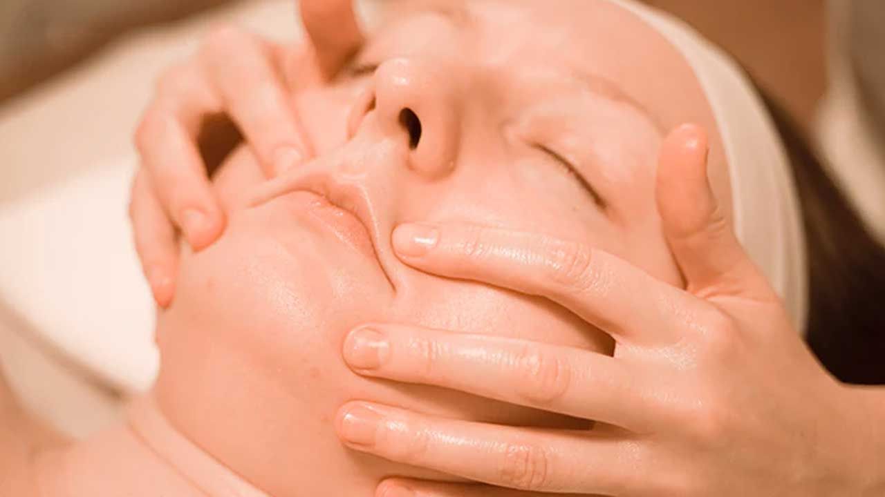 అరటి ఆకు రసాన్ని ముఖానికి రాసుకుంటే ముఖంలో మెరుపు పెరుగుతుంది. ఇది ఇంటర్నెట్ నుంచి తీసుకున్న సమాచారం. ఈ హోం రెమెడీస్‌ను ఫాలో అయ్యే ముందు నిపుణులను సంప్రదించడం మంచిది.