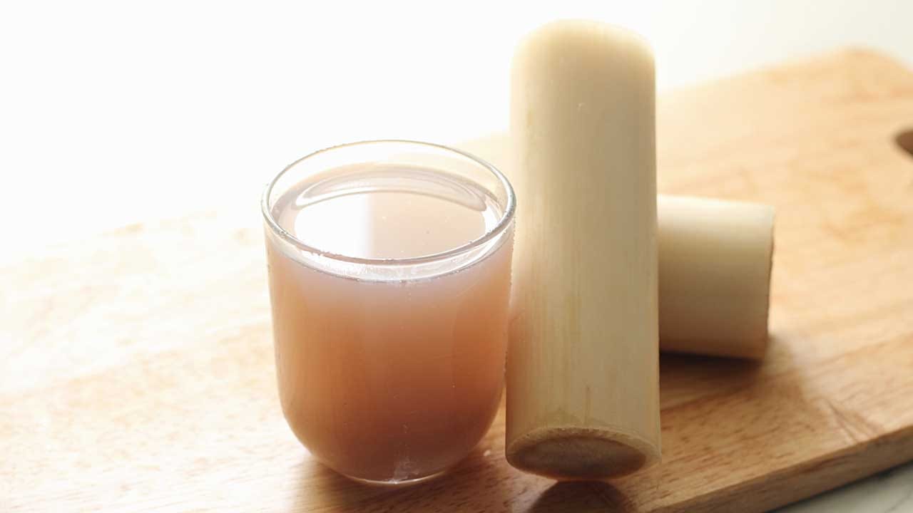 పూర్వీకులు పాటించిన కొన్ని పద్ధతులు ఆరోగ్యానికి మేలు చేస్తాయన్నది సైన్స్ కూడా కాదనలేదు. ఇప్పుడు అరటి ఆకు కషాయం.. దాని బెనిఫిట్స్ చెప్పబోతున్నాం. ఏదైనా చిన్న గాయం అయితే అరటి ఆకు రసం తాగితే త్వరగా మానుతుంది.