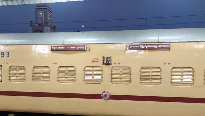 Kurnool: రైలు ఎక్కుతున్న వ్యక్తిని సడన్గా ఆపారు.. తీరా బ్యాగ్లోనివి చూసి ఆశ్చర్యపోయారు! Kurnool: రైలు ఎక్కుతున్న వ్యక్తిని సడన్గా ఆపారు.. తీరా బ్యాగ్లోనివి చూసి ఆశ్చర్యపోయారు!