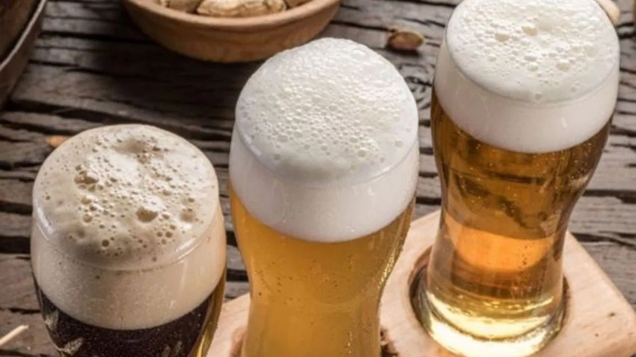 నలుగురు ఫ్రెండ్స్‌ కలిస్తే చాలు అక్కడ బీర్‌ పార్టీ కచ్చితంగా ఉంటుంది. ఇక వీకెండ్ పార్టీలు, నైట్ అవుట్‌లు.. అబ్బో లిస్ట్ కాస్త పెద్దదైనా కుర్రకారు ఓ చోట చేరితే బీర్ సిప్ చేయకుండా ఉండలేరు. బీరులో 4 నుంచి 6 శాతం మాత్రమే ఆల్కహాల్ ఉంటుందని అధ్యయనాలు చెబుతున్నాయి. అంతేకాకుండా  బీర్‌లో పొటాషియం, మెగ్నీషియం, కాల్షియం, ఫోలేట్, ఫాస్పరస్ వంటి పోషకాలు కూడా ఉంటాయి.