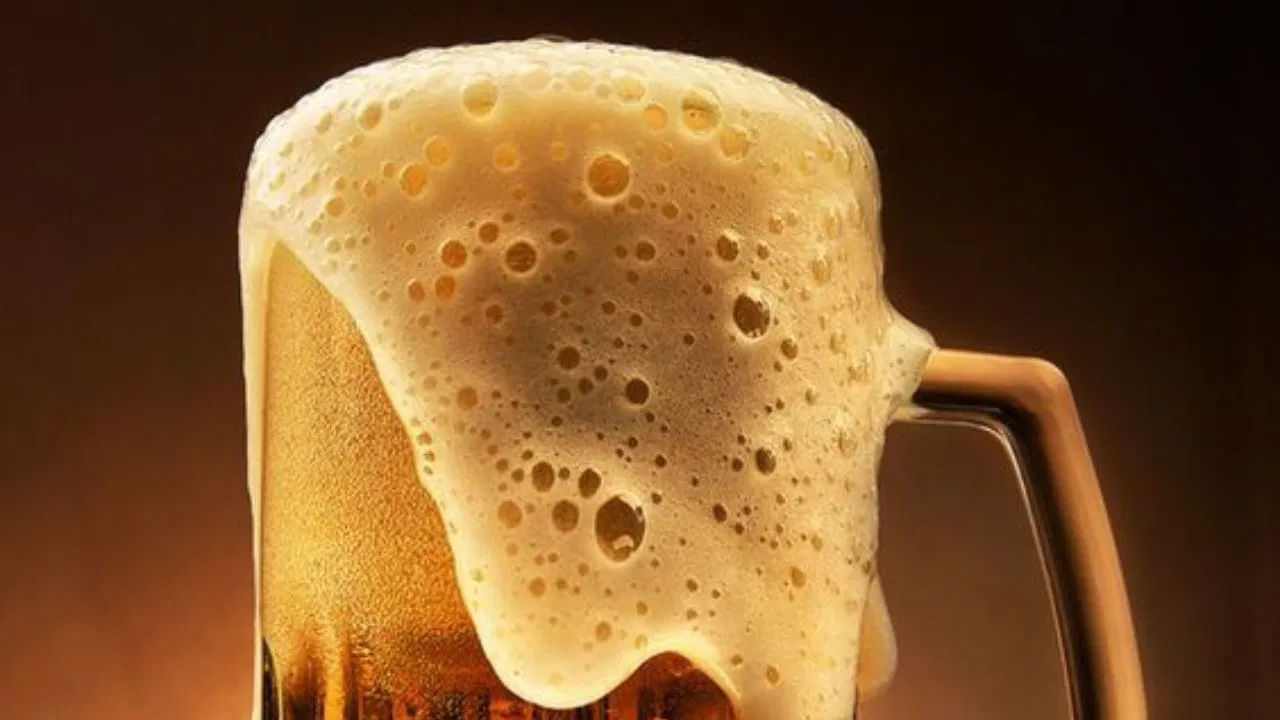 మరైతే బీర్‌ ఆరోగ్యానికి మంచిదా? లేదా హానికరమా? అనే అనుమానాలు వస్తున్నాయి కదా.. నిజానికి బీర్ తాగడం ఆరోగ్యానికి హానికరమే. కానీ దానిని మితంగా తాగితే మాత్రం ఎన్నో ప్రయోజనాలు పొందవచ్చంటున్నారు నిపుణులు. బీర్ వల్ల కలిగే ప్రయోజనాలు ఏమిటో ఇక్కడ తెలుసుకుందాం..