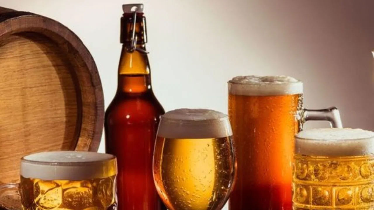 అంతే కాకుండా బీర్ తాగడం వల్ల కిడ్నీలో రాళ్లు ఏర్పడే ప్రమాదం చాలా వరకు తగ్గుతుంది. కొలెస్ట్రాల్‌ను నియంత్రించడంలోనూ బీర్ కీలకపాత్ర పోషిస్తుంది. బీర్ శరీరంలో చెడు కొలెస్ట్రాల్ అంటే LDL మొత్తాన్ని తగ్గించడానికి, HDL (మంచి కొలెస్ట్రాల్) స్థాయిని పెంచడానికి సహాయపడుతుంది. కానీ.. గుర్తుందిగా దీన్ని మితంగా సేవిస్తేనే ఈ ప్రయోజనాలన్నీ పొందొచ్చు. బీర్‌ ఆరోగ్యానికి మంచిదికదా అని బాటిళ్లు ఒకటిదాని తర్వాత ఒకటిగా లాగించేస్తే మొదటికే మోసం వస్తుంది.