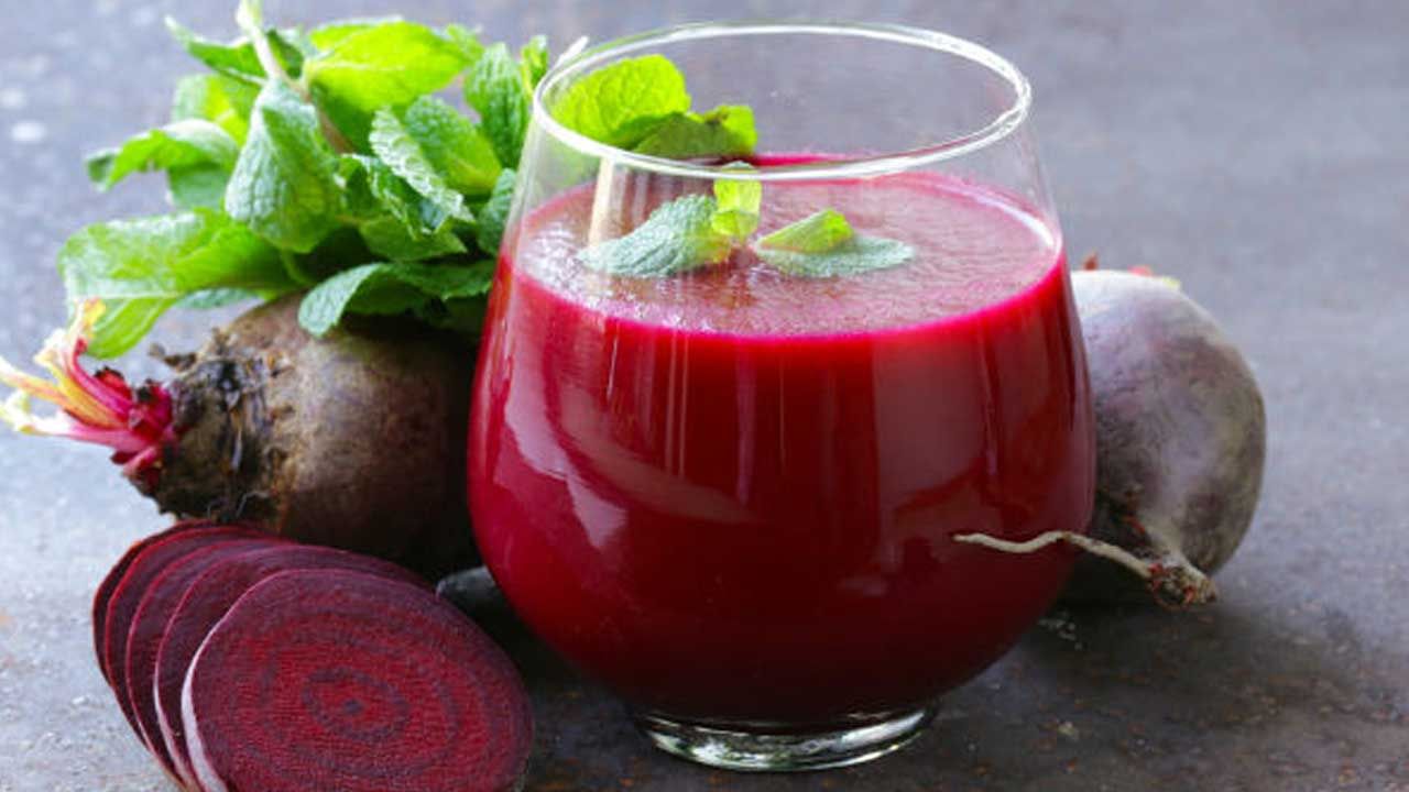 బీట్ రూట్ జ్యూస్: బీట్‌రూట్, నిమ్మరసం, చిన్న అల్లం ముక్కలను కలపండి. వీటని జ్యూస్ గా తయారు చేసుకోండి.. తర్వాత ఈ జ్యూస్‌ని ఉదయాన్నే వడగట్టి తాగడం వల్ల కిడ్నీలోని మురికి తొలగిపోతుంది. 
