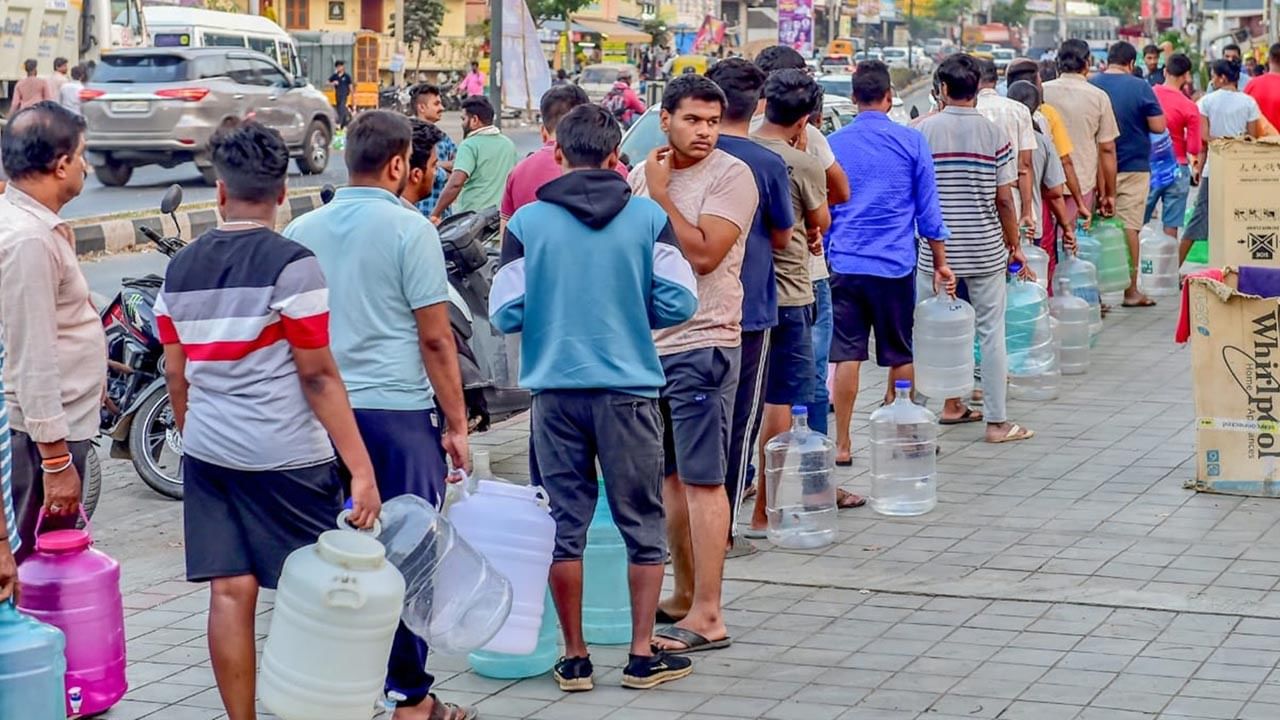 Water Crisis: బెంగళూరును అతలాకుతలం చేస్తున్న నీళ్ల సంక్షోభం.. నెలకు 5 రోజులే స్నానం