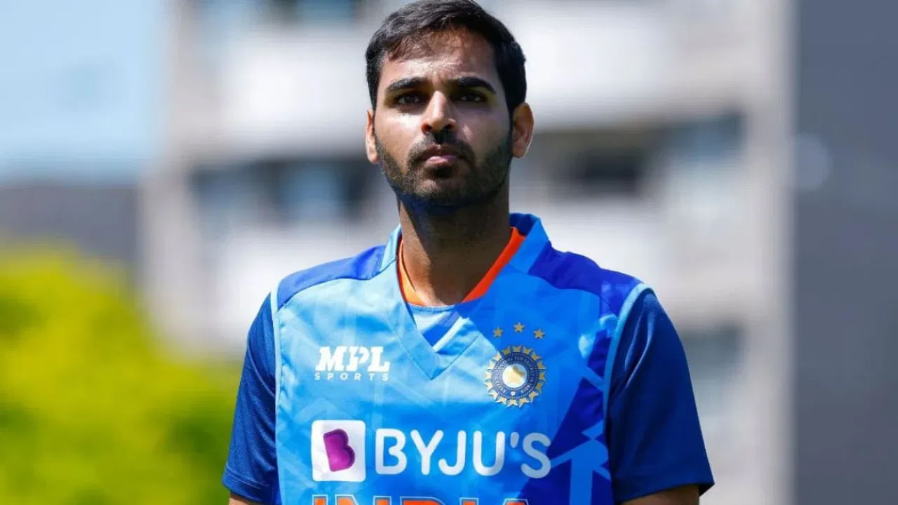 భువనేశ్వర్ కుమార్: స్వింగ్ మాస్టర్ భువనేశ్వర్ కుమార్ కూడా 2024 టీ20 ప్రపంచకప్‌కు దూరమయ్యే అవకాశం ఉంది. 2022 నవంబర్ 22న న్యూజిలాండ్‌తో తన చివరి మ్యాచ్ ఆడిన భువనేశ్వర్ కుమార్ అప్పటి నుంచి భారత జట్టుకు దూరంగా ఉన్నాడు. అలాగే, 2023-24 సెంట్రల్ కాంట్రాక్ట్ నుంచి భువనేశ్వర్ కుమార్‌ను మినహాయించారు. నిజానికి, T20లో 87 మ్యాచ్‌లలో 90 వికెట్లు తీసిన భువీ T20 అంతర్జాతీయ మ్యాచ్‌లలో భారతదేశం తరపున అత్యధిక వికెట్లు తీసిన రెండవ బౌలర్‌గా నిలిచాడు.