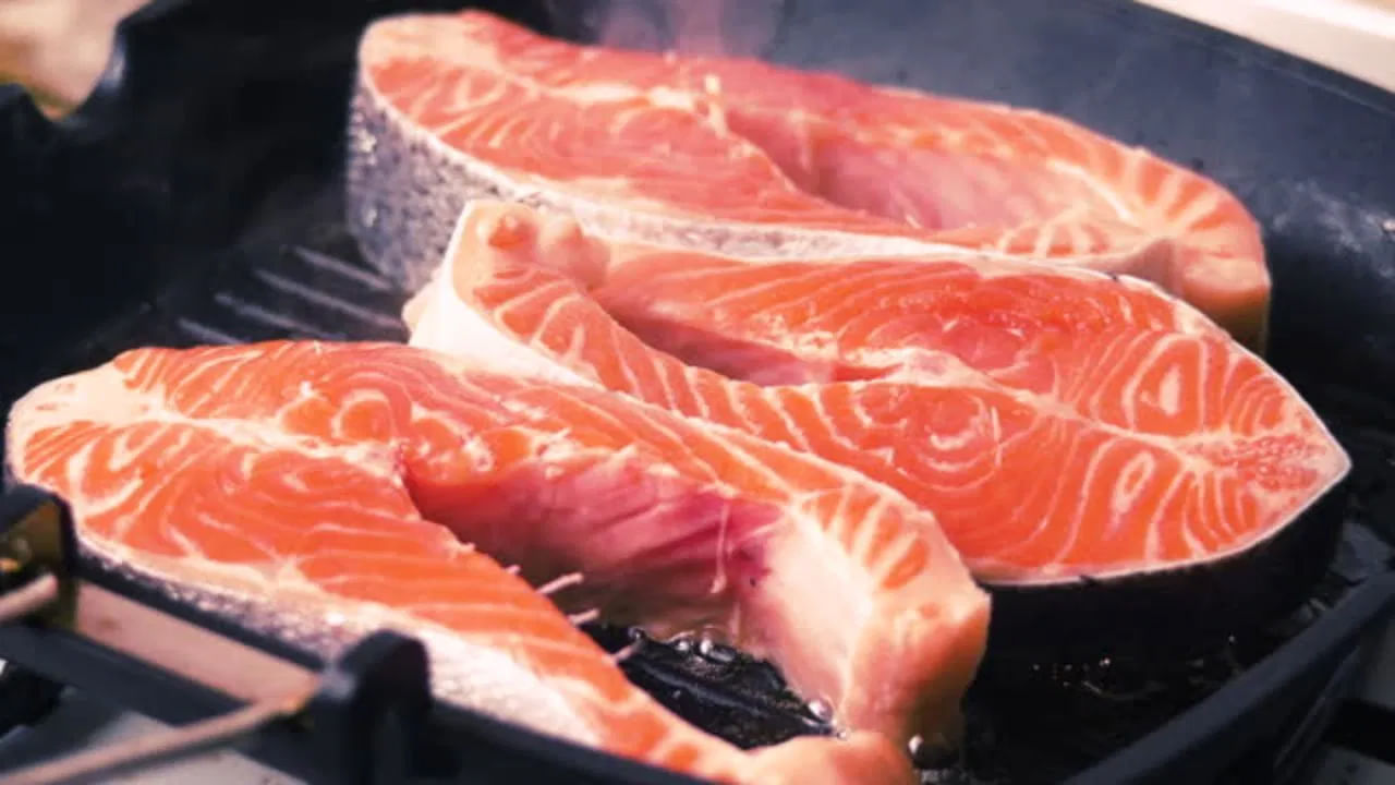 చేపలు తినడం వల్ల కూడా కిడ్నీలోని వ్యర్థాలు బయటకు పోతాయి. నేషనల్ కిడ్నీ ఫౌండేషన్ అధ్యయనం ప్రకారం, సముద్రపు చేపలలోని ఒమేగా-3 కొవ్వు ఆమ్లాలు రక్త నాళాలలో కొవ్వు పేరుకుపోకుండా నిరోధించి, రక్తపోటును అదుపులో ఉంచుతాయి. ఇది మూత్రపిండాల వ్యాధి ప్రమాదాన్ని తగ్గిస్తుంది. ఈ విధంగా మీరు కిడ్నీలను ఆరోగ్యంగా ఉంచుకోవచ్చు.