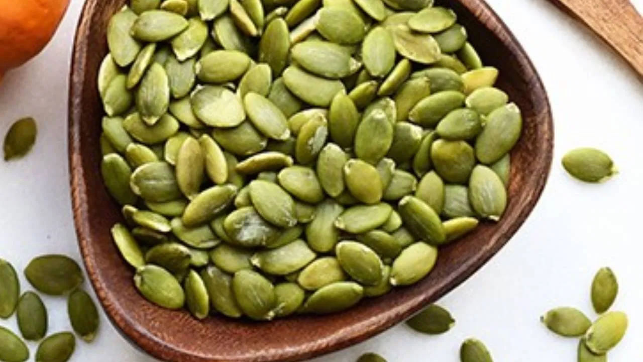 గుమ్మడి గింజలు మెదడుకు ఎంతో మేలు చేస్తాయని పోషకాహార నిపుణులు తెలిపారు. ఎందుకంటే ఇందులో మెగ్నీషియం పుష్కలంగా ఉంటుంది. మెగ్నీషియం సమృద్ధిగా ఉన్న గుమ్మడికాయ గింజలు, నరాల జీవరసాయన ప్రక్రియలలో ముఖ్యమైన పాత్ర పోషిస్తాయి. మెగ్నీషియం న్యూరోట్రాన్స్మిషన్, సినాప్టిక్ ప్లాస్టిసిటీలో సహాయపడుతుంది.