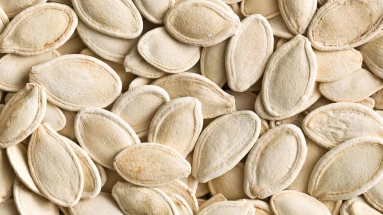 అంతేకాకుండా గుమ్మడి గింజలలో జింక్, కాపర్‌, యాంటీఆక్సిడెంట్లు కూడా పుష్కలంగా ఉంటాయి. మెదడు పనితీరులో ఇవన్నీ కూడా ముఖ్యమైన పాత్ర పోషిస్తాయి. మెదడుతో పాటు గుమ్మడి గింజలు గుండెను ఆరోగ్యంగా ఉంచడంలో సహాయపడతాయి. రక్తంలో చక్కెర స్థాయిని కూడా ఇవి అదుపులో ఉంచుతాయి.