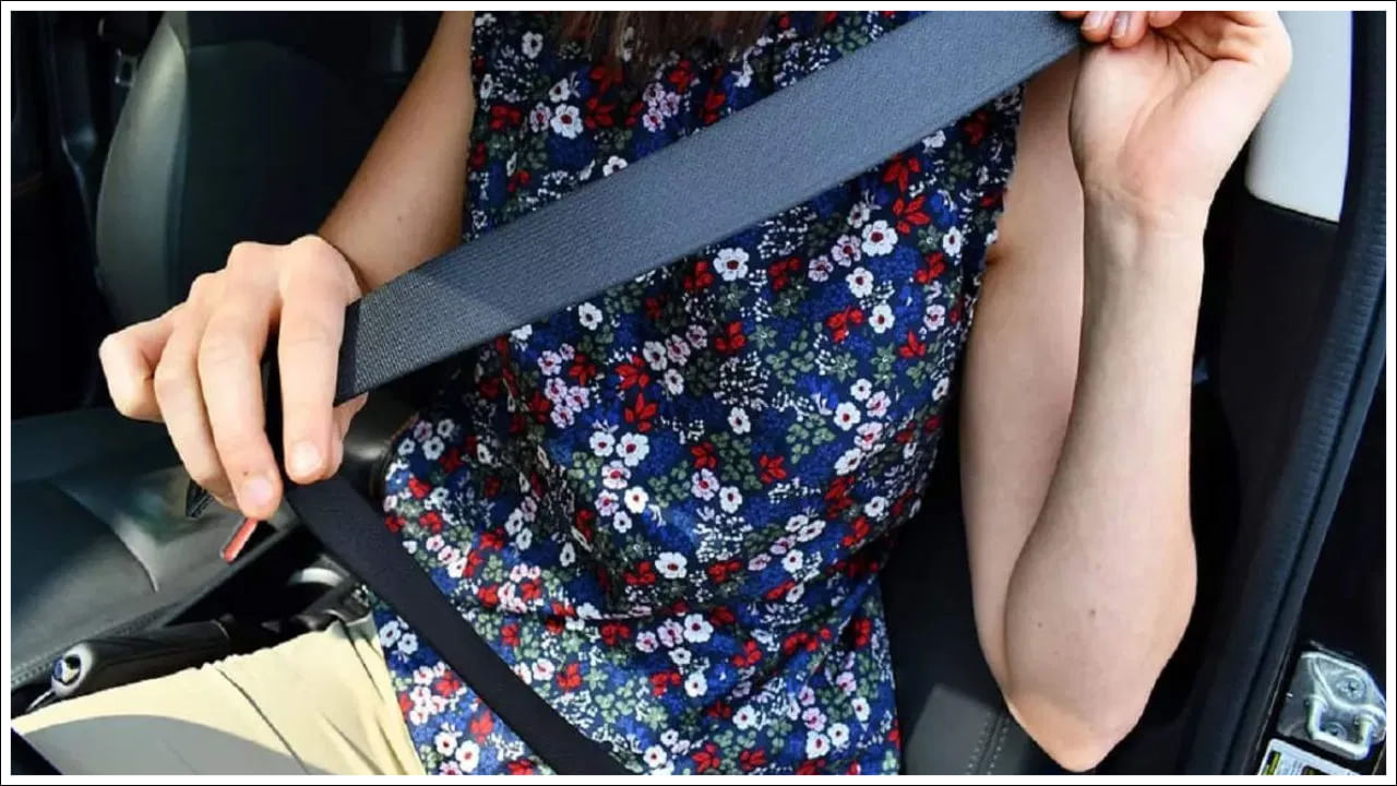 Car Seat Belt: ప్రతి ఒక్కరూ కారు నడుపుతున్నప్పుడు కొన్ని నియమాలను పాటించడం చాలా ముఖ్యం. అది పాటించకుంటే భారీగా నష్టపోవాల్సి వస్తుంది. మీరు కారు నడుపుతున్నట్లయితే సీటు బెల్టులు అటువంటి నియమాలలో ఒకటి. అందుకే మీరు భద్రత కోసం సీటు బెల్ట్ ధరించడం చాలా ముఖ్యం.