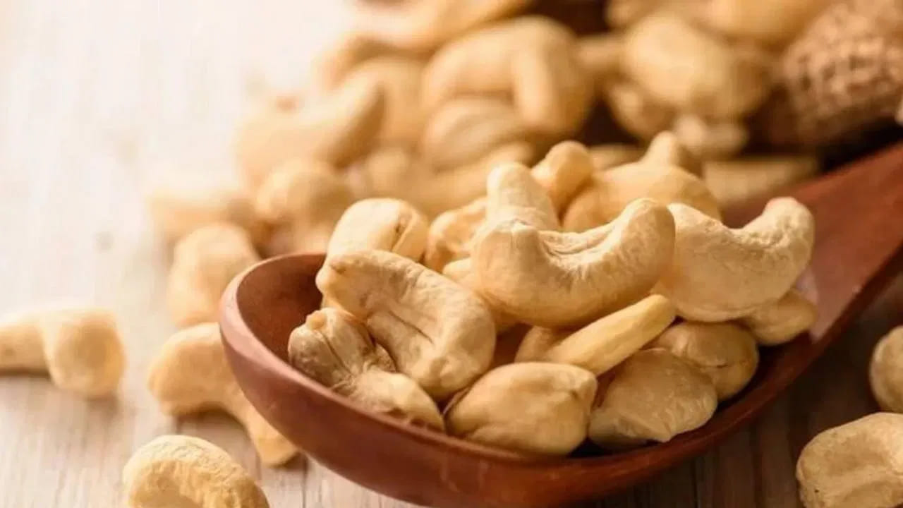 జీడిపప్పు మెదడు ఆరోగ్యానికి కూడా మేలు చేస్తుంది. ఇందులో ఒమేగా-3 ఫ్యాటీ యాసిడ్స్ పుష్కలంగా ఉండటం వల్ల మెదడు సజావుగా పనిచేస్తుంది. జీడిపప్పులో ఫైబర్ పుష్కలంగా ఉంటుంది. ఇది రక్తంలో చక్కెర స్థాయిలను నియంత్రిస్తుంది. జీడిపప్పులో ఉండే లుటిన్, జియాక్సంతిన్ అనే యాంటీ ఆక్సిడెంట్లు కంటి సమస్యలను నివారిస్తాయి. కంటి ఆరోగ్యాన్ని కాపాడతాయి.