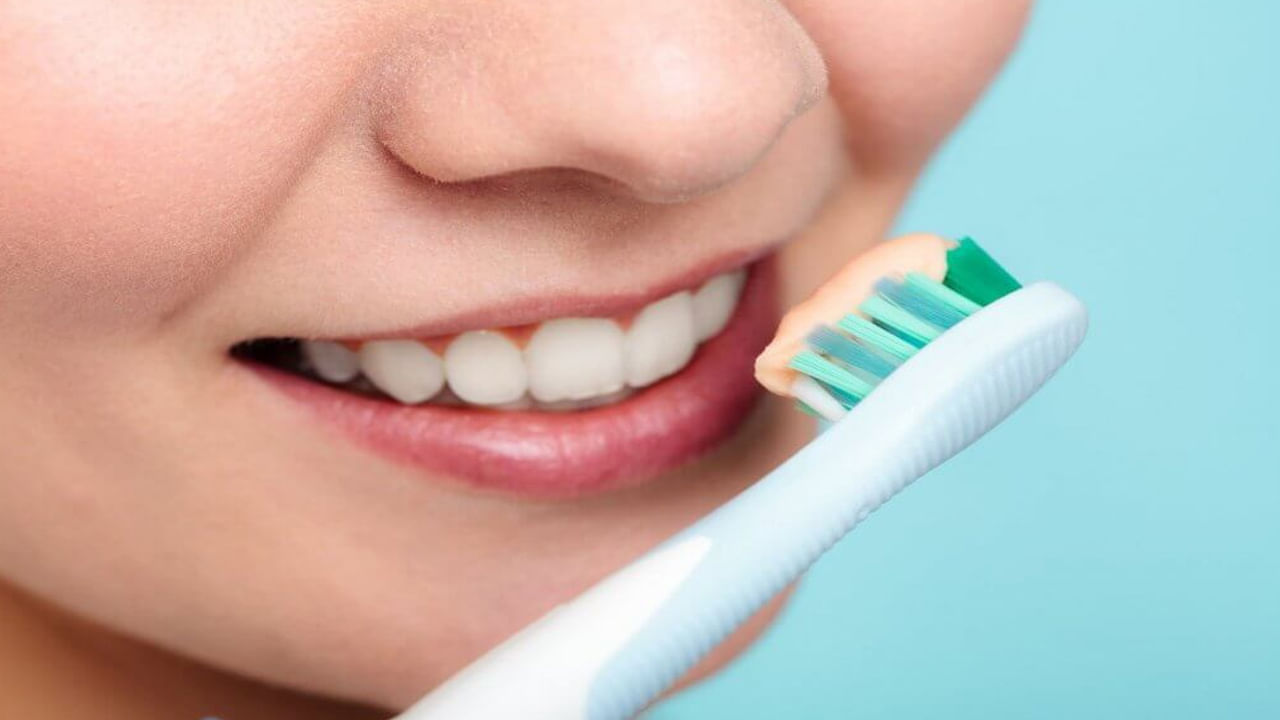 Oral hygiene: మీరు మీ టూత్ బ్రష్‌ను ఎప్పుడు మార్చాలో తెలుసా..? అరిగే వరకు వాడితే ఇక అంతే సంగతి..! తప్పకుండా తెలుసుకోండి...