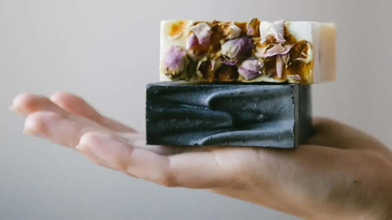 అలాగే చర్మాన్ని ఫ్రెష్గా ఉండేలా చేస్తుంది. చర్మంపై ఉండే డెడ్ స్కిన్ సెల్స్ని కూడా తొలగిస్తుంది. దీంతో మీ ముఖం కాంతివంతంగా తయారవుతుంది. ముఖంపై మొటిమలు రాకుండా చేస్తుంది.