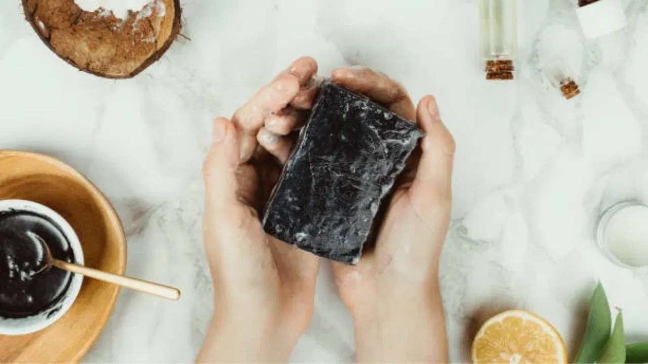 ఇప్పుడు మార్కెట్లోకి బొగ్గుతో తయారు చేసిన ప్రోడెక్ట్స్ ఎన్నో వచ్చాయి. అందులో చర్మానికి రాసుకునే సబ్బు కూడా ఒకటి. ఇది రాసుకోవడం వల్ల చర్మం సాఫ్ట్గా మారుతుంది. అంతే కాకుండా.. చర్మంపై ఆయిల్స్ లేకుండా చేస్తుంది.