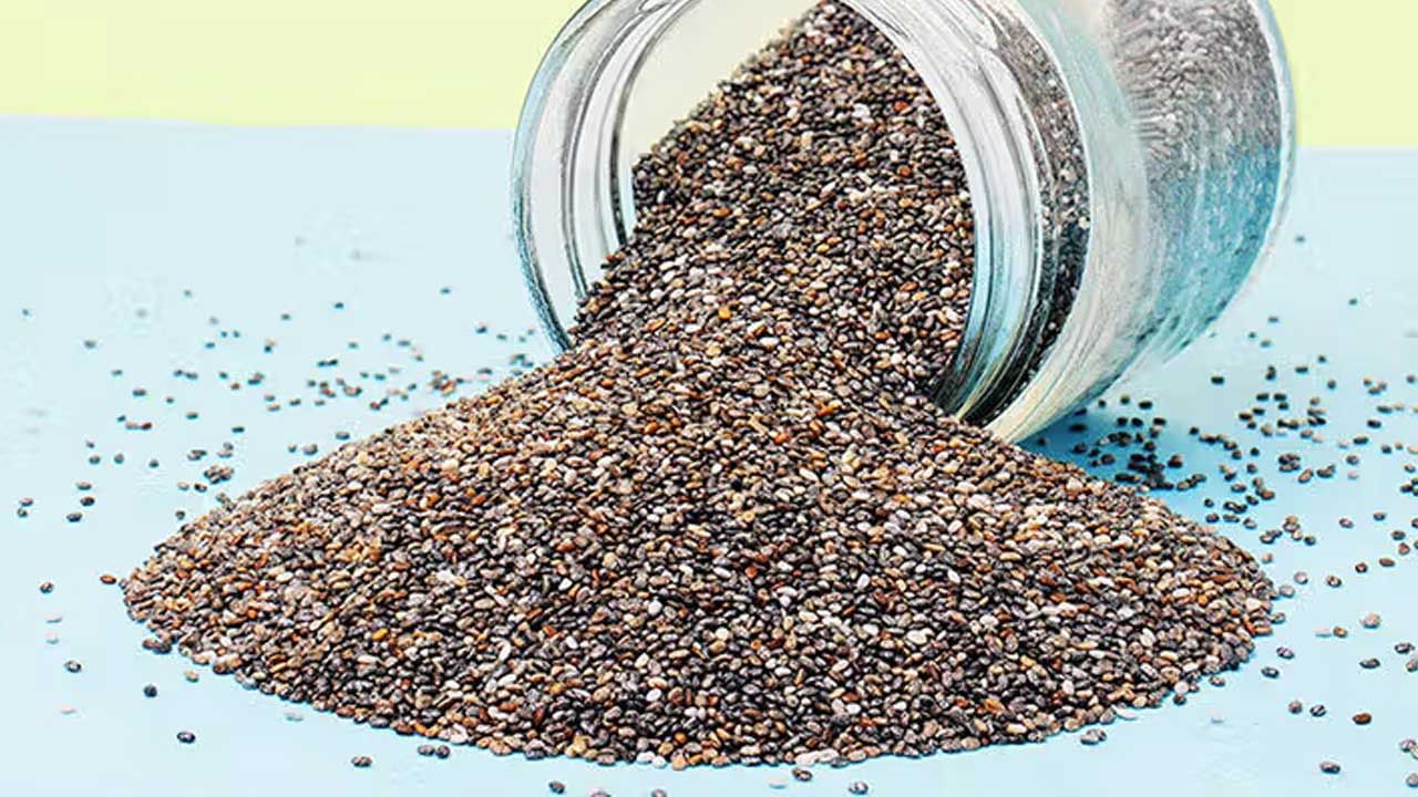 చియా విత్తనాలు: బరువు తగ్గడానికి ప్రజలు తరచుగా చియా గింజలను తింటారు. అయితే ఇది ఒమేగా 3 కొవ్వు ఆమ్లాల గొప్ప మూలంగా కూడా పరిగణిస్తారు. నేషనల్ లైబ్రరీ ఆఫ్ మెడిసిన్ ప్రకారం, చియా విత్తనాలు తినడం వల్ల అనేక దీర్ఘకాలిక వ్యాధుల ప్రమాదాన్ని బాగా తగ్గించవచ్చు.