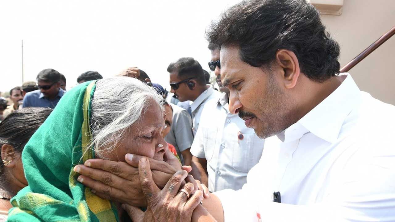Watch Video: గుత్తిలోకి ప్రవేశించిన 'మేమంతా సిద్దం బస్సు యాత్ర'.. జనంలోకి సీఎం జగన్..