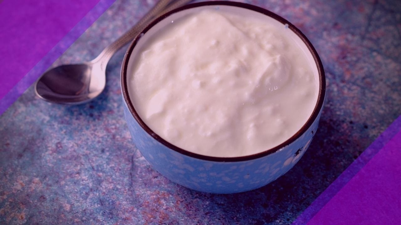 సమ్మర్లో పెరుగు తినడం వల్ల చాలా రకాల ఆరోగ్య ప్రయోజనాలు కలుగుతాయి. పెరుగులో నీరు, ఎలక్ట్రోలైట్లు అనేవి పుష్కలంగా ఉంటాయి. ఇది శరీరాన్ని చల్లబరచడమే కాకుండా.. హైడ్రేట్గా ఉంచుతుంది. ముఖ్యంగా శరీర ఉష్ణోగ్రతను నియంత్రించడంలో సహాయ పడుతుంది.