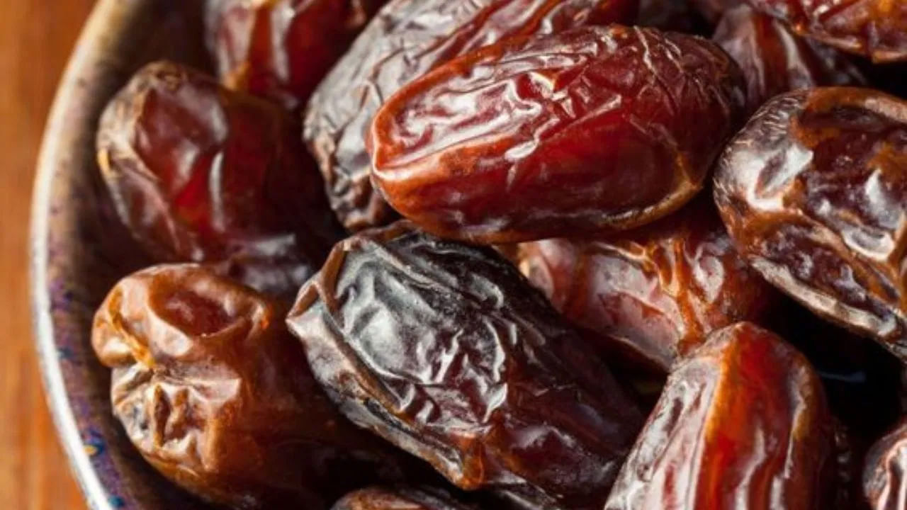 డ్రైఫ్రూట్స్ ఆరోగ్యానికి ఎంతో మేలు చేస్తాయన్న విషయం అందరికీ తెలిసిందే. అందులో ఖర్జూరాలు చాలా ముఖ్యమైనవి. ఖర్జూరాల్లోని పోషకాలు మొత్తం శరీర ఆరోగ్యాన్ని కాపాడటంలో ఎంతో కీలక పాత్ర పోషిస్తాయి. ఖర్జూరాలు తినడం వల్ల ఎలాంటి ప్రయోజనాలు లభిస్తాయో ఇక్కడ తెలుసుకుందాం..