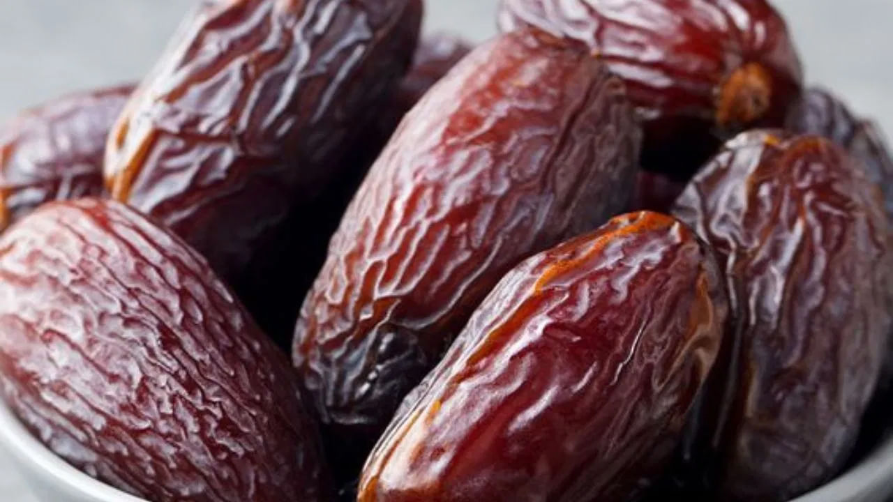 100 గ్రాముల ఖర్జూరంలో 7 గ్రాముల ఫైబర్, 2 గ్రాముల ప్రోటీన్, 15 శాతం పొటాషియం, 13 శాతం మెగ్నీషియం, 40 శాతం కాపర్ ఉంటాయి. వీటితోపాటు 13 శాతం మాంగనీస్, 5 శాతం ఐరన్‌, 15 శాతం విటమిన్ B-6 ఉంటాయి. 