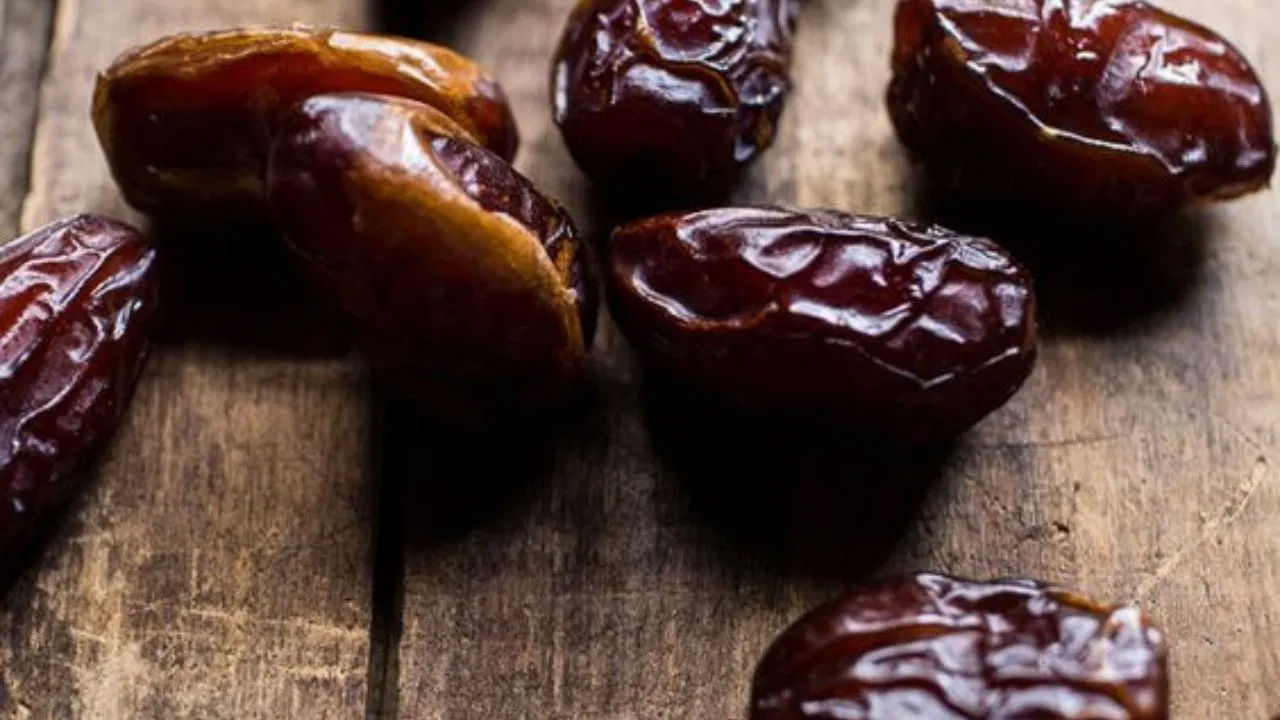 మధుమేహ వ్యాధిగ్రస్తులకు సైతం ఖర్జూరం మేలు చేస్తుంది. ఖర్జూరాలు రక్తంలోని చక్కెర స్థాయిలను అదుపులో ఉంచుతాయి. కాబట్టి డయాబెటిస్ సమస్య ఉన్నవారు ఖర్జూరం తప్పక తినాలి. ఖర్జూరంలో ఉండే యాంటీ ఆక్సిడెంట్లు ఫ్రీ రాడికల్స్ నుంచి కణాలను రక్షిస్తాయి. ఇందులో ఫ్లేవనాయిడ్స్ కూడా ఉంటాయి. ఈ ప్రత్యేక యాంటీఆక్సిడెంట్ శరీరంలో దీర్ఘకాలిక ఇన్‌ఫ్లమేటరీని తగ్గించడంలో సహాయపడుతుంది. ఇది క్యాన్సర్‌ను నివారించడంలో కూడా సహాయపడుతుంది. 