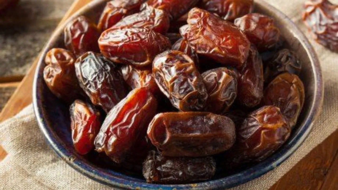 ఖర్జూరాల్లోని కెరోటినాయిడ్లు దృష్టిని మెరుగుపరచడంలో, మంచి కంటి ఆరోగ్యాన్ని కాపాడుకోవడంలో సహాయపడతాయి. గుండెపోటు, క్యాన్సర్ ప్రమాదాన్ని తగ్గించే ఫినోలిక్ ఆమ్లాలు కూడా ఇందులో ఉన్నాయి.