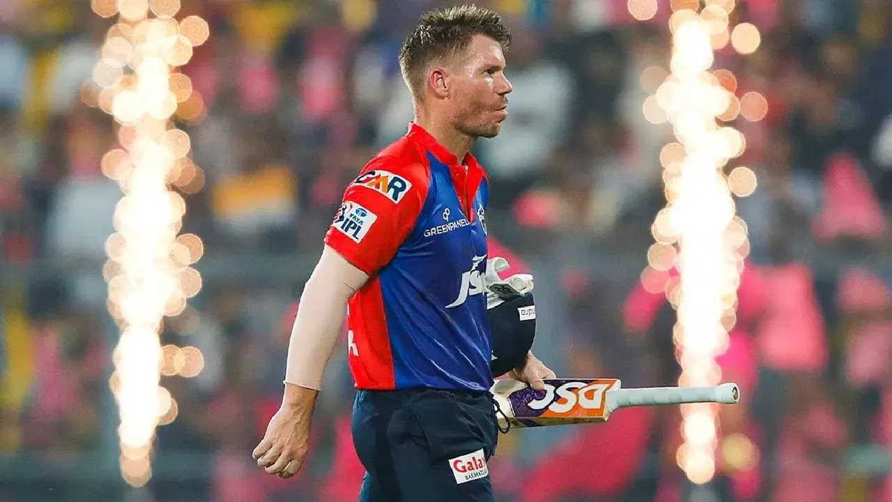 David Warner Record: జైపూర్‌లోని సవాయ్ మాన్‌సింగ్ స్టేడియంలో జరిగిన ఐపీఎల్ (IPL 2024) 9వ మ్యాచ్‌లో డేవిడ్ వార్నర్ అద్భుతమైన బ్యాటింగ్ ప్రదర్శన చేశాడు. రాజస్థాన్ రాయల్స్‌తో జరిగిన ఈ మ్యాచ్‌లో, ఢిల్లీ క్యాపిటల్స్ తరపున బ్యాటింగ్ చేసిన వార్నర్ 34 బంతుల్లో 3 సిక్సర్లు, 5 ఫోర్లతో 49 పరుగులు చేశాడు.