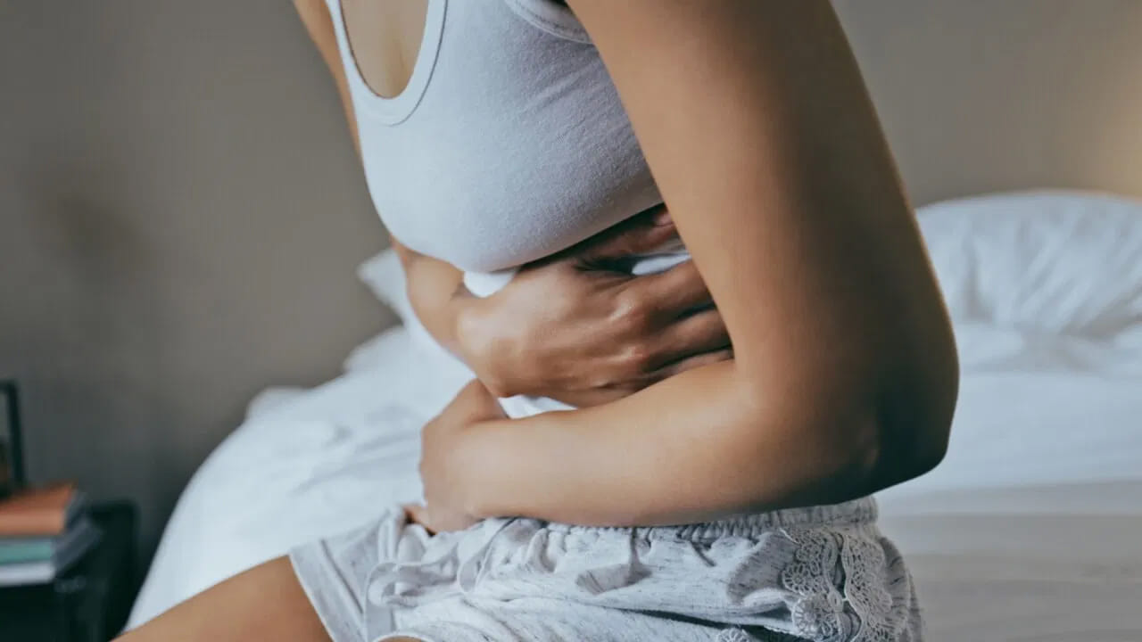 వేసవి కాలంలో చాలా మంది ఎదుర్కొనే సాధారణ సమస్య గుండెల్లో మంట. కానీ వేసవిలో ఇలా ఎందుకు జరుగుతుందో చాలా మందికి తెలియదు. గుండెల్లో మంట సమస్యను వదిలించుకోవడానికి ఆరోగ్య నిపుణులు కొన్ని చిట్కాలను సూచిస్తున్నారు. అవేంటో తెలుసుకుందాం..