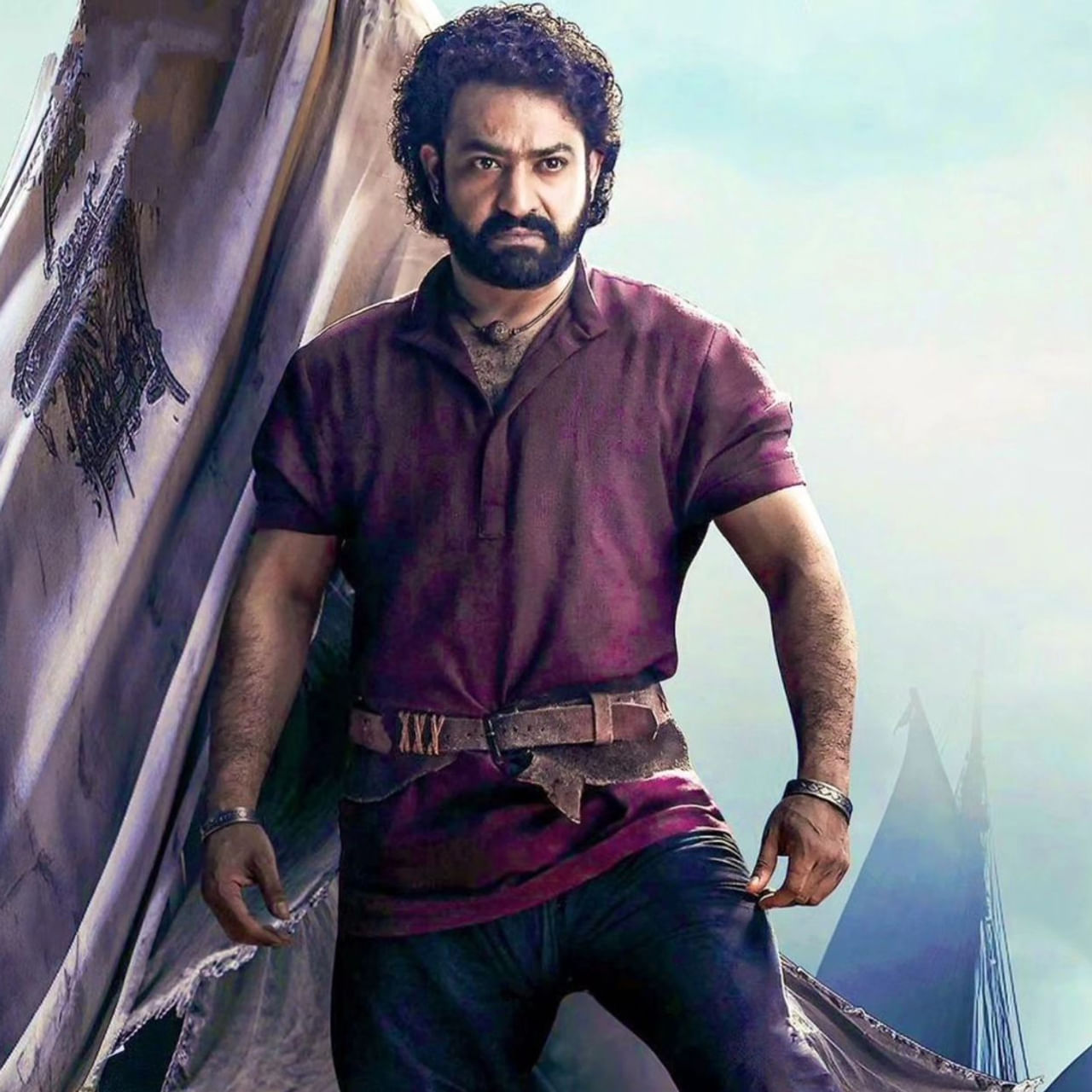 థియేటర్లలోకి దూసుకుంటూ వచ్చే సినిమాల సంఖ్య ఎంత? అందులో హీరోలెవరు? అనే క్రేజ్‌ ఎలాగూ ఉంటుంది. కానీ కొన్నిసార్లు క్లాష్‌ అయ్యే మూవీస్‌లో నటించే ఆర్టిస్టులను బట్టి కూడా క్రేజ్‌ యమాగా పెరుగుతుంది. ఈ దసరాకు అలాంటి సీనే థియేటర్లలో కనిపించబోతోంది. నందమూరి హీరోతో ఢీ కొట్టడానికి రెడీ అవుతున్నారు అక్కినేని పెద్దోడు... ఇంతకీ సంగతేంటి దేవరా అంటారా? ఆలస్యమెందుకు చూసేద్దాం పదండి... 