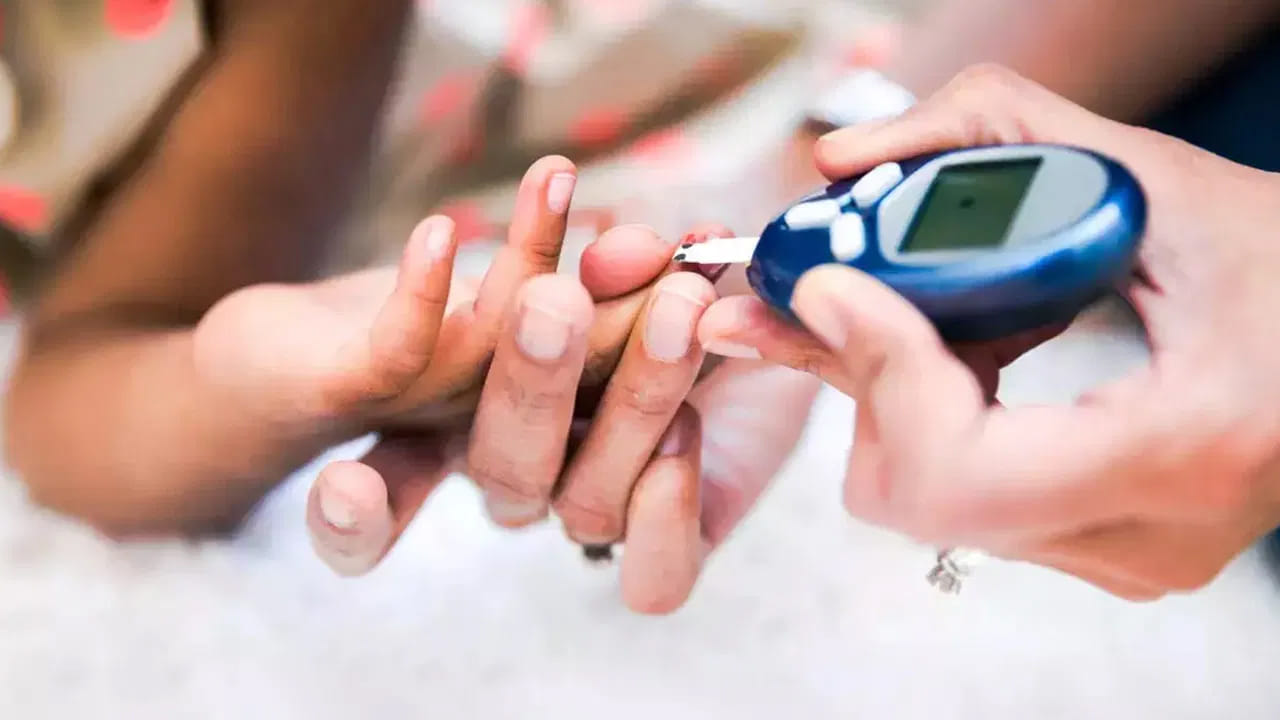 మెడపైనే కాదు.. శరీరంలోని కొన్ని భాగాల్లో నల్లమచ్చలు రావడం ప్రారంభమైతే.. అది మధుమేహానికి సంకేతమని అర్థం చేసుకోవాలి. అలాంటప్పుడు డాక్టర్ దగ్గర చెక్ చేయించుకోవడం మంచిది. అధిక ఊబకాయం ఉన్నవారిలో కూడా ఈ సమస్య ఎక్కువగా కనిపిస్తుంది. పెరుగుతున్న బరువుతో, మెడ మరింత నల్లగా మారుతుంది.