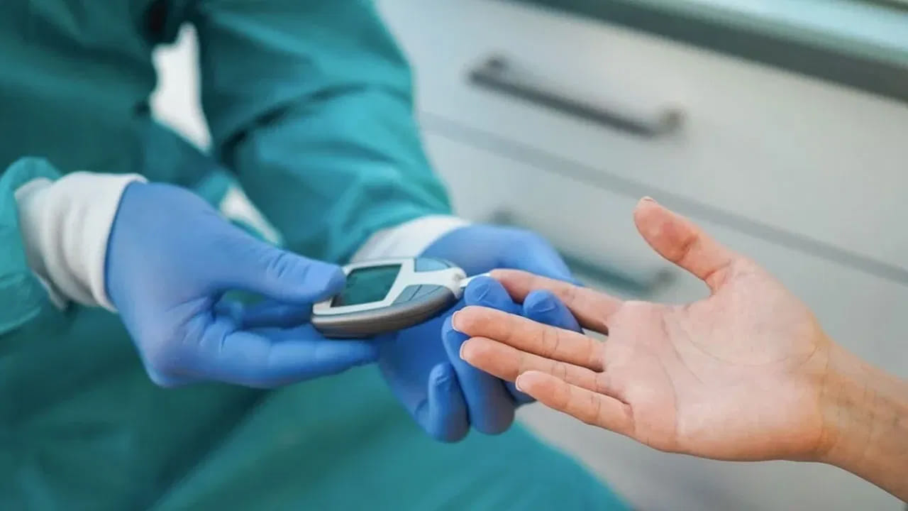 కానీ మెడ నల్లగా మారడం ప్రారంభిస్తే, దాని గురించి ఆందోళన చెందాల్సిన అవసరం లేదు. బరువును అదుపులో ఉంచుకుంటే చాలు. చర్మవ్యాధి నిపుణుడిని కూడా సంప్రదించి సరైన చికిత్స తీసుకోవాలి.