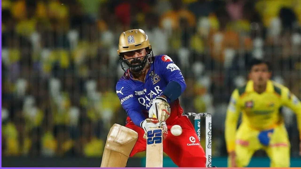 RCB వికెట్ కీపర్ బ్యాట్స్‌మెన్ దినేష్ కార్తీక్ కూడా IPL లో 150 సిక్సర్ల రికార్డు సృష్టించడానికి దగ్గరగా ఉన్నాడు. ఈ రికార్డు రాయాలంటే డీకేకి మరో ఏడు సిక్సర్లు కావాలి. ఒకే మ్యాచ్‌లో 7 సిక్సర్లు బాదడం కష్టమైనా.. అద్భుత ఫామ్ లో ఉన్న కార్తీక్ తో అసాధ్యమేమీ కాదు.