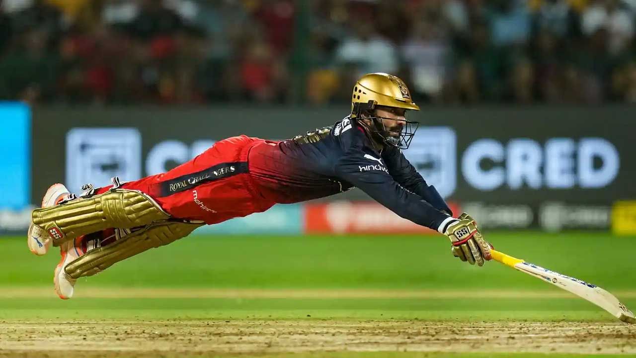 RCB జట్టు వర్గాల సమాచారం ప్రకారం, దినేష్ కార్తీక్ ఈసారి IPLకి వీడ్కోలు పలకడం ఖాయమని తెలుస్తోంది. అంటే ఈ సీజన్‌లో ఆర్‌సీబీ ఆడే చివరి మ్యాచ్ డీకే చివరి ఐపీఎల్ మ్యాచ్ అని తేలింది. దీంతో, ఈసారి ఐపీఎల్‌కి డీకే వీడ్కోలు పలుకుతారని, దీంతో దినేష్ కార్తీక్ తన 17 ఏళ్ల సుదీర్ఘ ఐపీఎల్ కెరీర్‌ను ముగించాలని నిర్ణయించుకున్నట్లు తెలుస్తోంది.