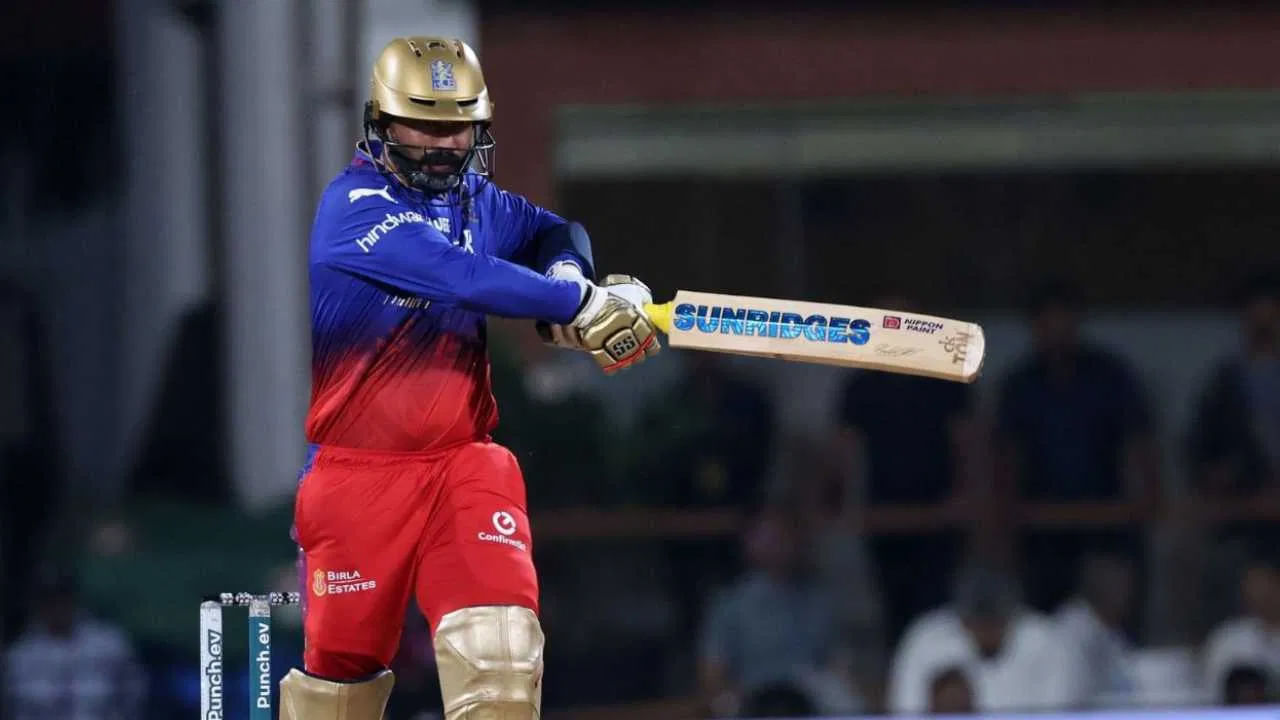 IPL 2024 మొదటి మ్యాచ్ అనేక రికార్డులకు వేదికగా నిలిచింది. అలాగే కొన్ని ఫన్నీ సన్నివేశాలతో కనిపించింది. ఇందులో, IPL అత్యంత సీనియర్ ఆటగాళ్ళలో ఒకరైన దినేష్ కార్తీక్ తన ప్రత్యేక షాట్తో అందరి దృష్టిని ఆకర్షించాడు.