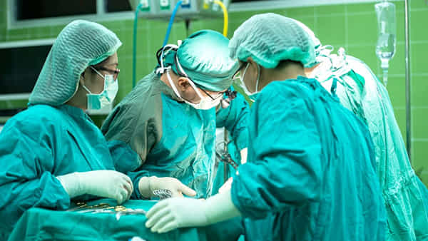 Doctors negligence: డాక్టర్ నిర్వాకం... సర్జరీ చేశాడు.. దూది పొట్టలోనే మర్చిపోయాడు.. ఎక్కడంటే..
