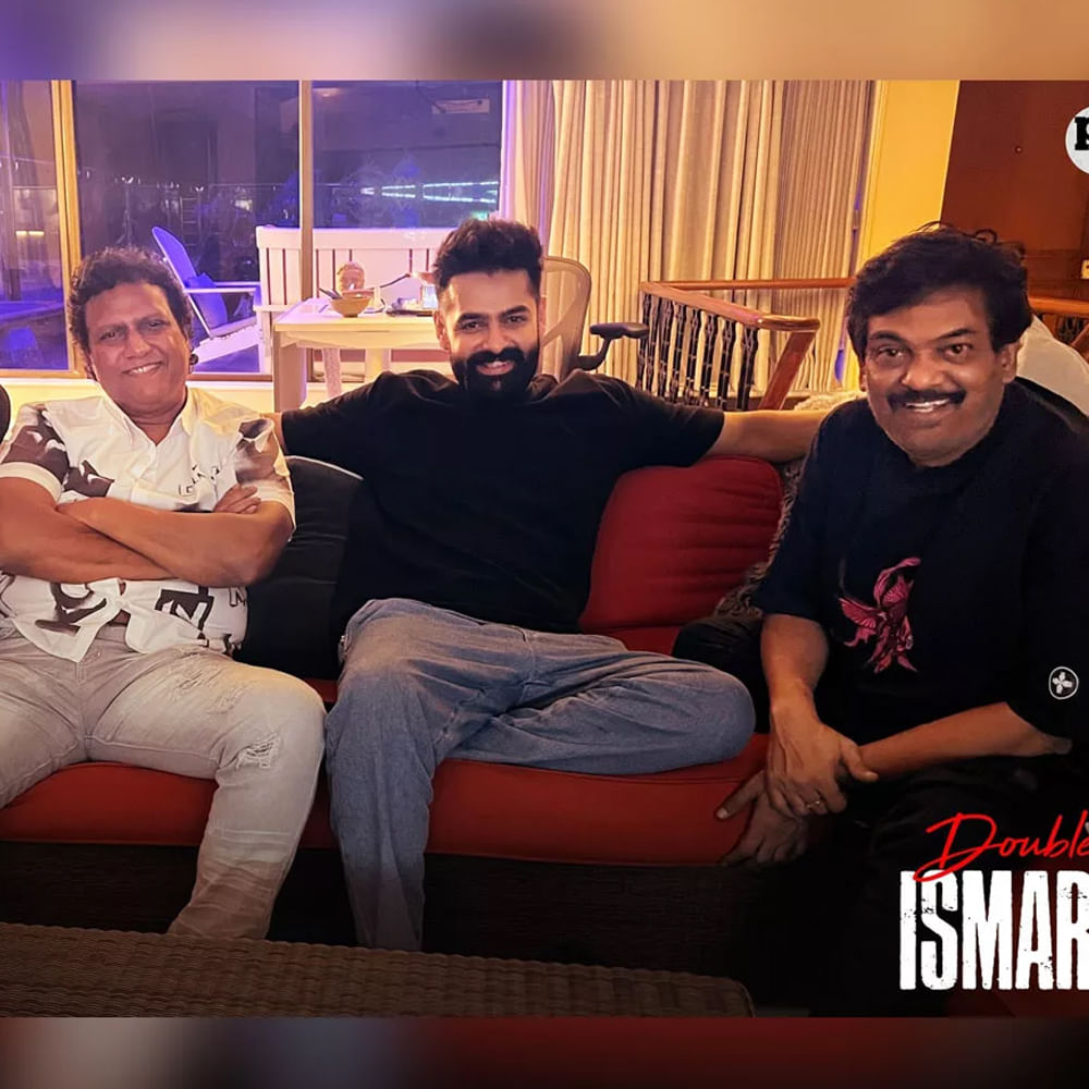 రేయ్ ఇస్మార్ట్ నువ్వు తోపురా అని పూరి జగన్నాథ్ అంటే హ్యాపీగా ఫీలయిన క్షణాలను మళ్లీ మళ్లీ గుర్తుచేసుకుంటున్నారు రామ్ పోతినేని. డబుల్ ఇస్మార్ట్ ఎప్పుడెప్పుడు విడుదలవుతుందా అని ఎదురుచూస్తున్నారు.